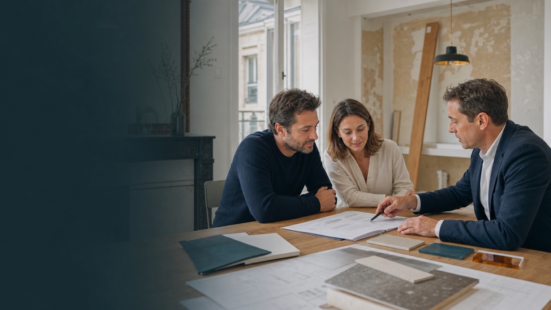 Couple faisant relire un devis travaux avant signature par un économiste
